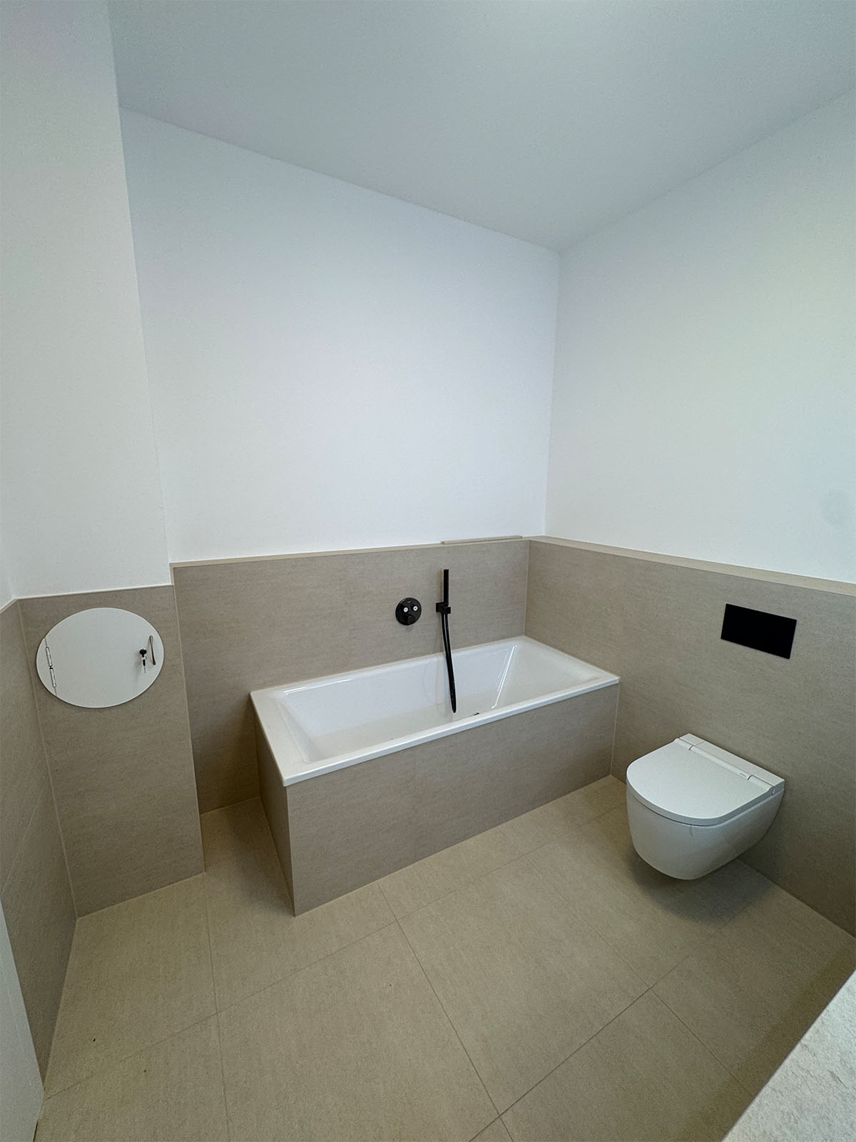 Saniertes Bad mit Badewanne in einem Berliner Reihenhaus
