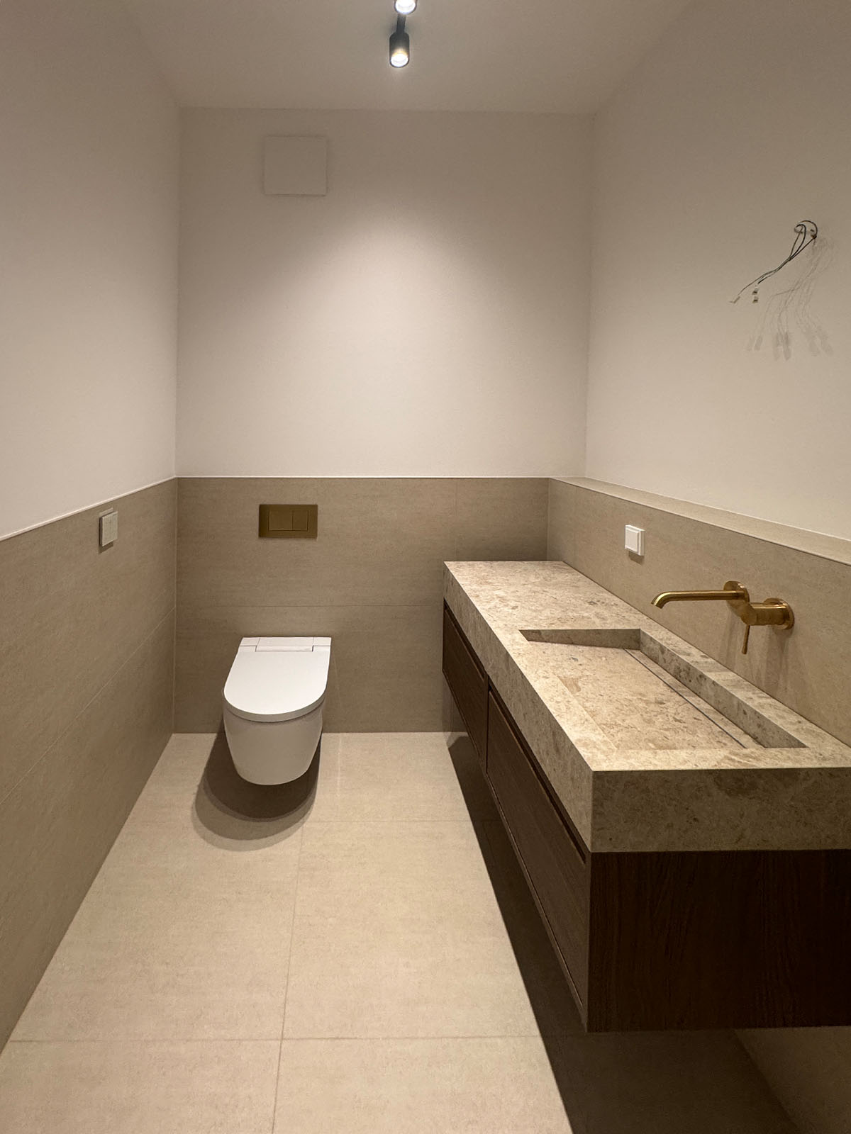 Hochwertig modernisiertes Bad mit Natursteinwaschtisch in einem Berliner Reihenhaus
