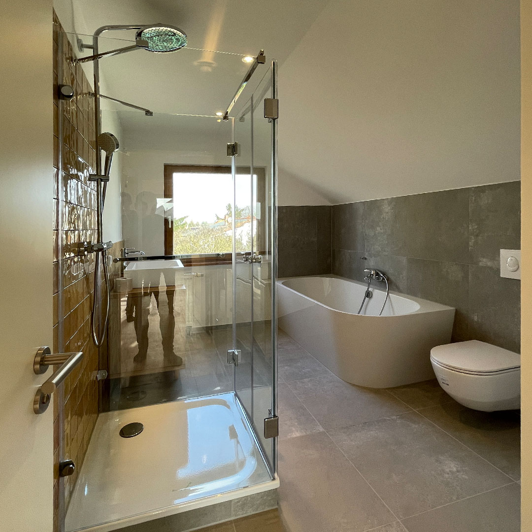 Modernes Bad mit Glasdusche und Wanne in Berlin-Kaulsdorf
