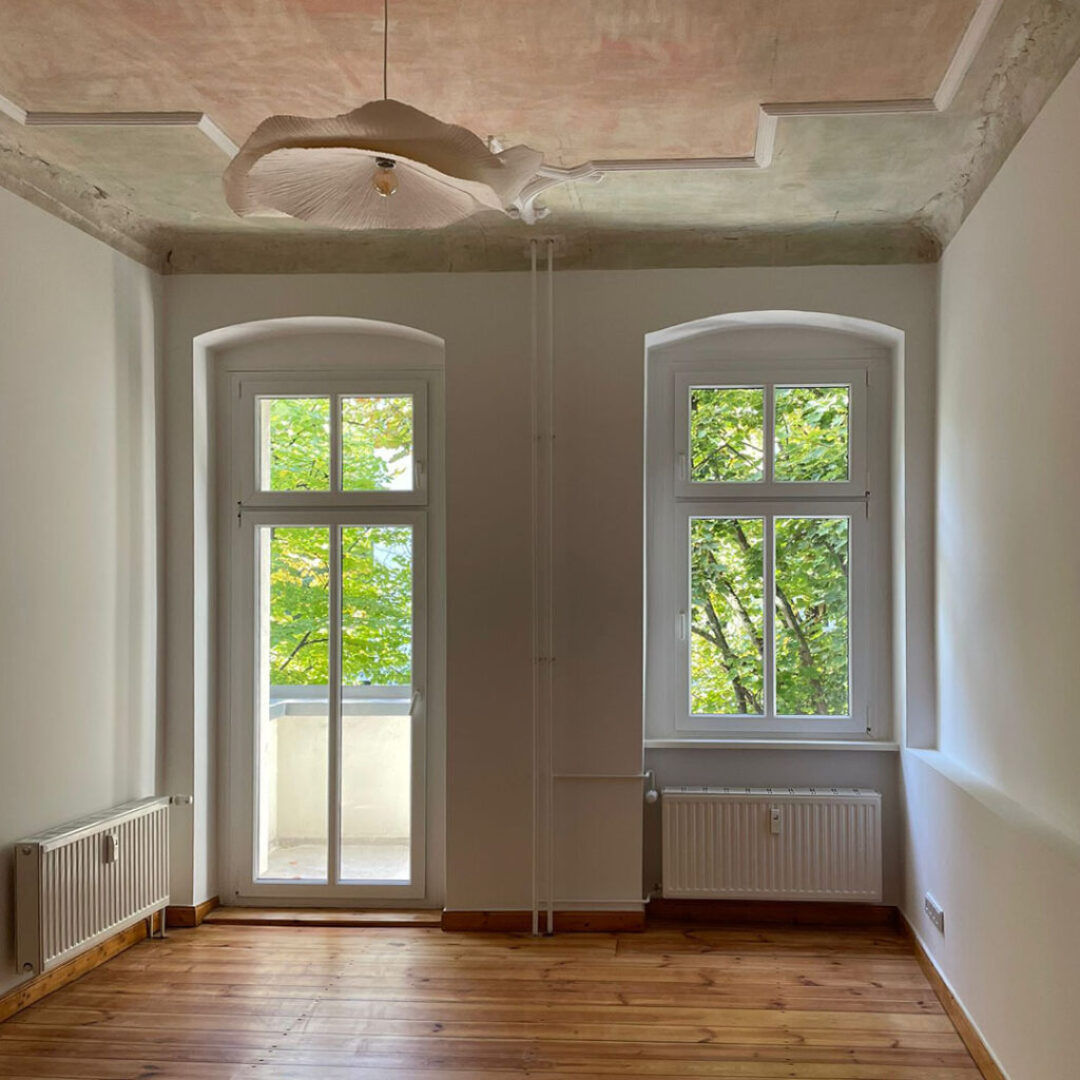Altbausanierung Friedrichshain Berlin-raum-3-nach Sanierter Altbauraum mit hohem Fenster, Balkontür und zwei Heizkörpern in Berlin-Friedrichshain (PLZ 10245)