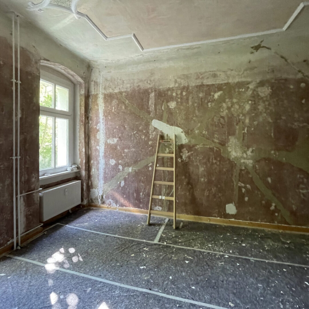 Altbausanierung-Friedrichshain-Berlin-raum-1-vor-2 Zimmer mit Stuckdecke in einer Altbauwohnung in Berlin-Friedrichshain (PLZ 10245) vor der Sanierung