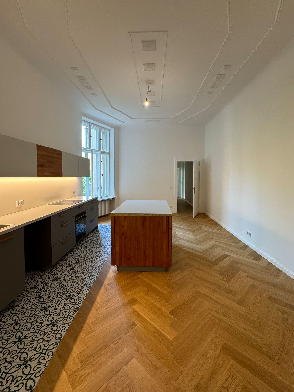 Sanierte Altbauwohnung mit offener Küche und Fischgrätparkett am Rüdesheimer Platz, Berlin (PLZ 14197)
