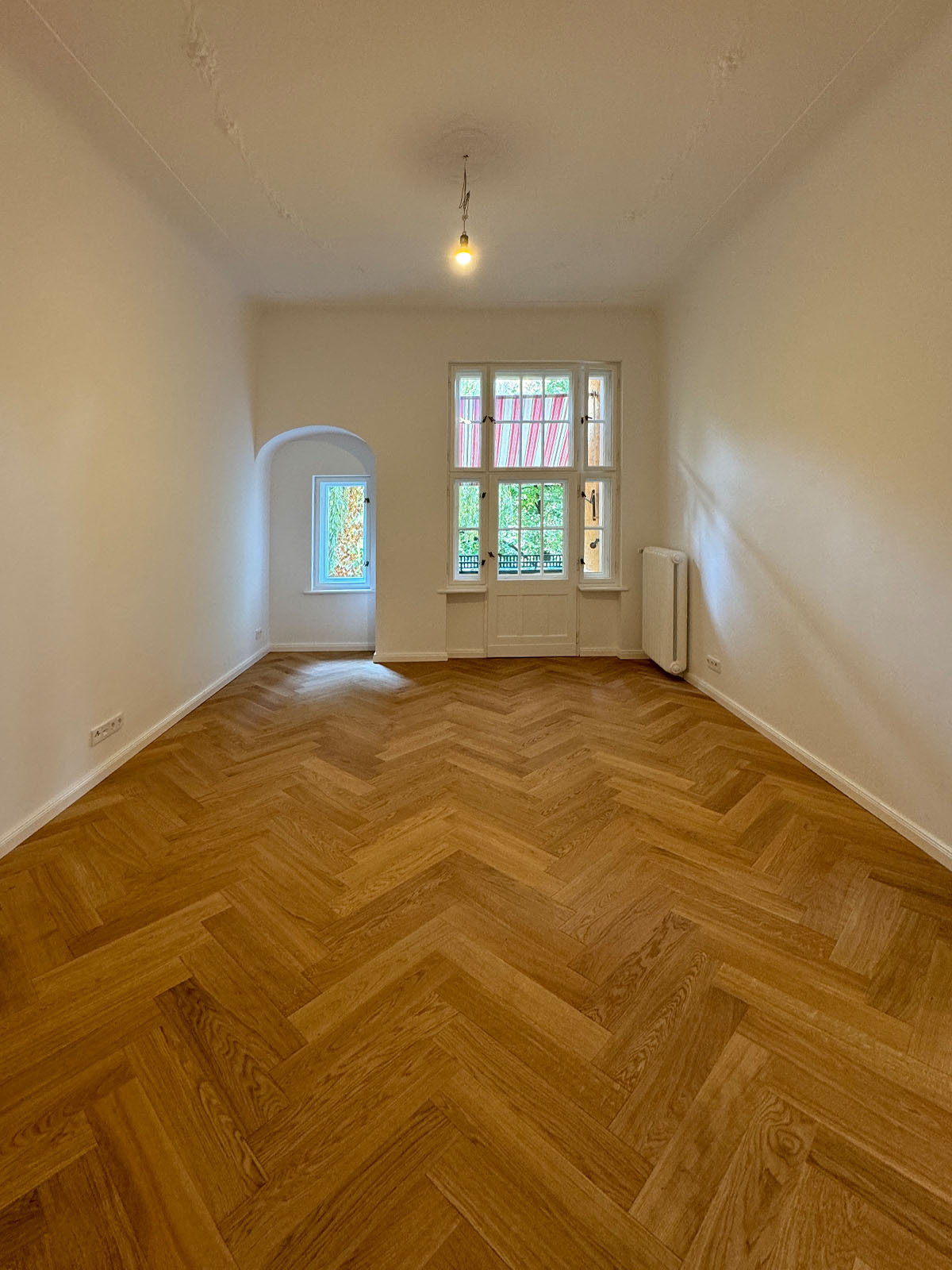 Saniertes Altbauzimmer mit Fenstern und Heizkörper am Rüdesheimer Platz, Berlin (PLZ 14197)