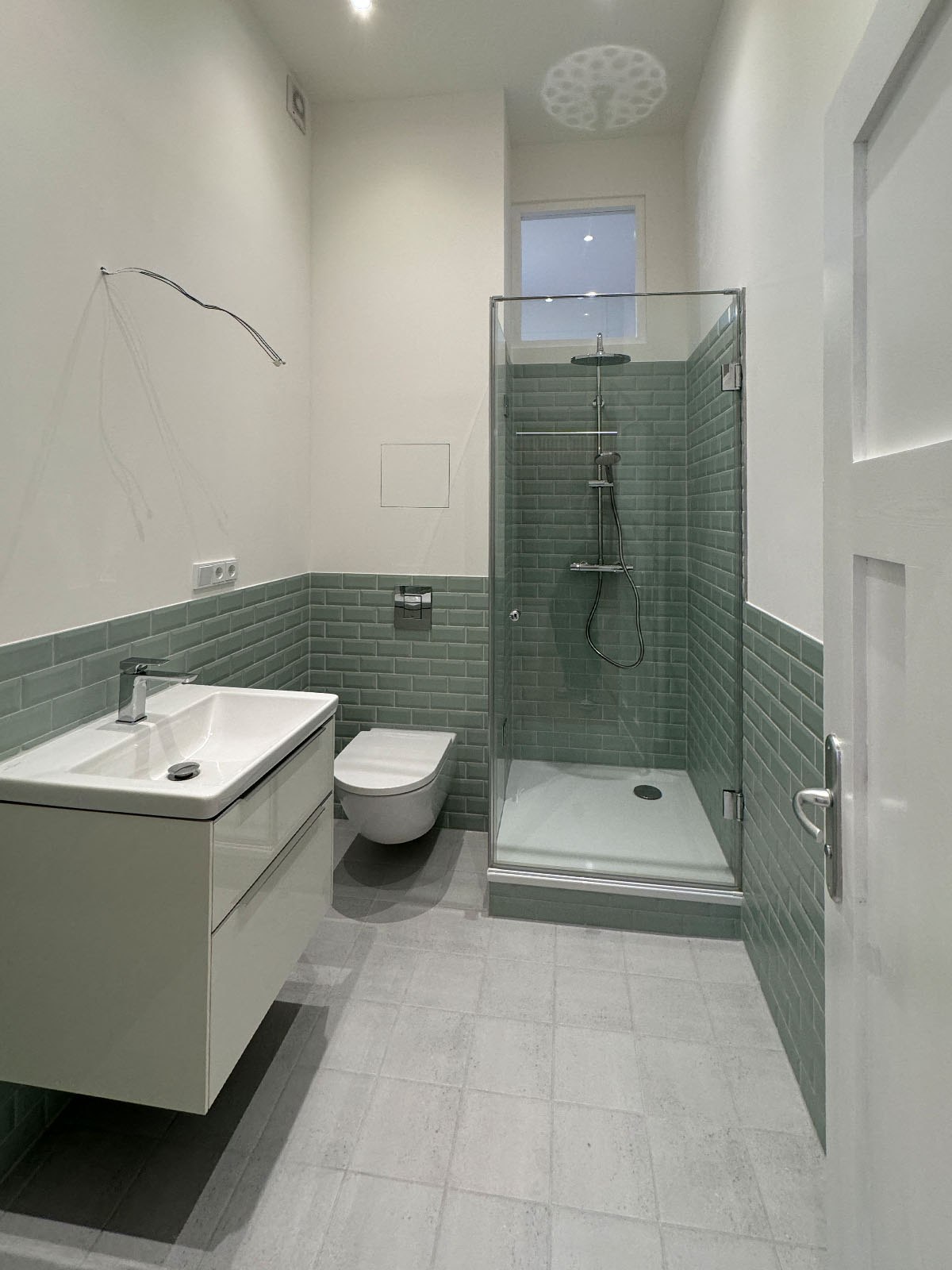 Saniertes Bad mit Dusche in einem Mehrfamilienhaus am Rüdesheimer Platz