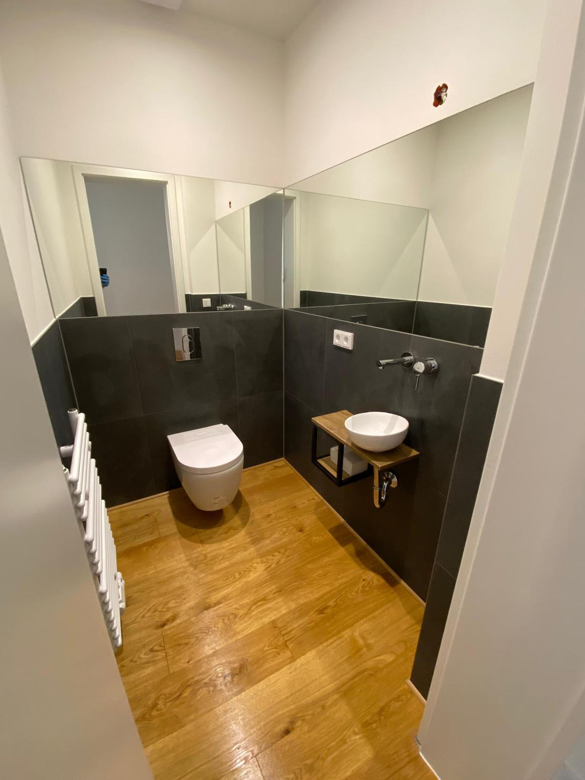 Gäste-WC mit Holzboden nach dem Umbau, Leydenallee Berlin